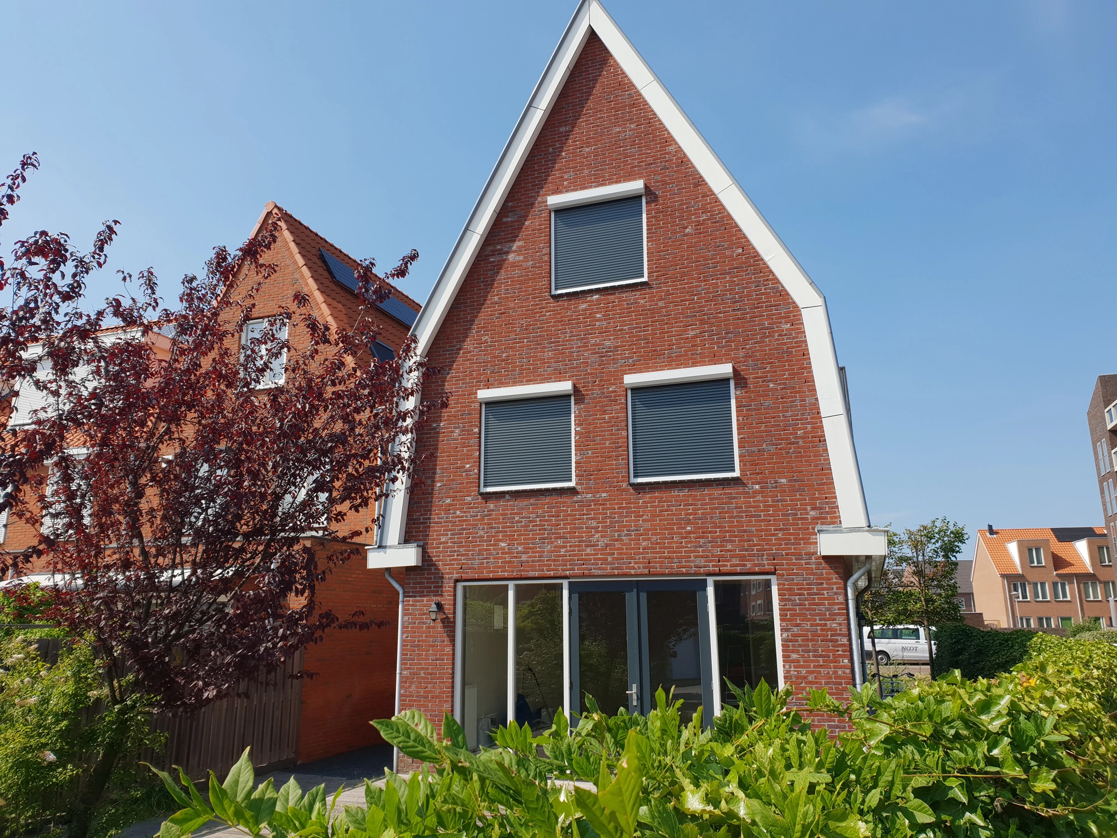 Rolluik wit – antraciet achterzijde woning