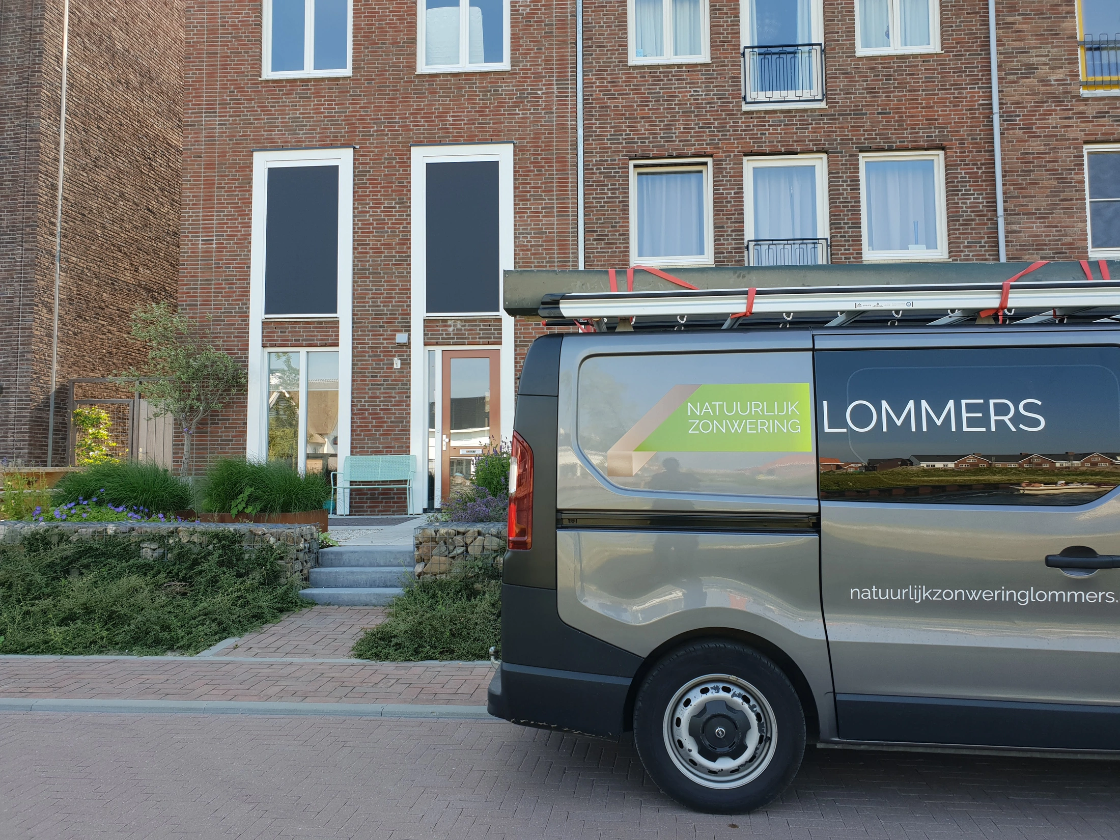 Screen andersom gemonteerd zodat casette wegvalt in kozijn