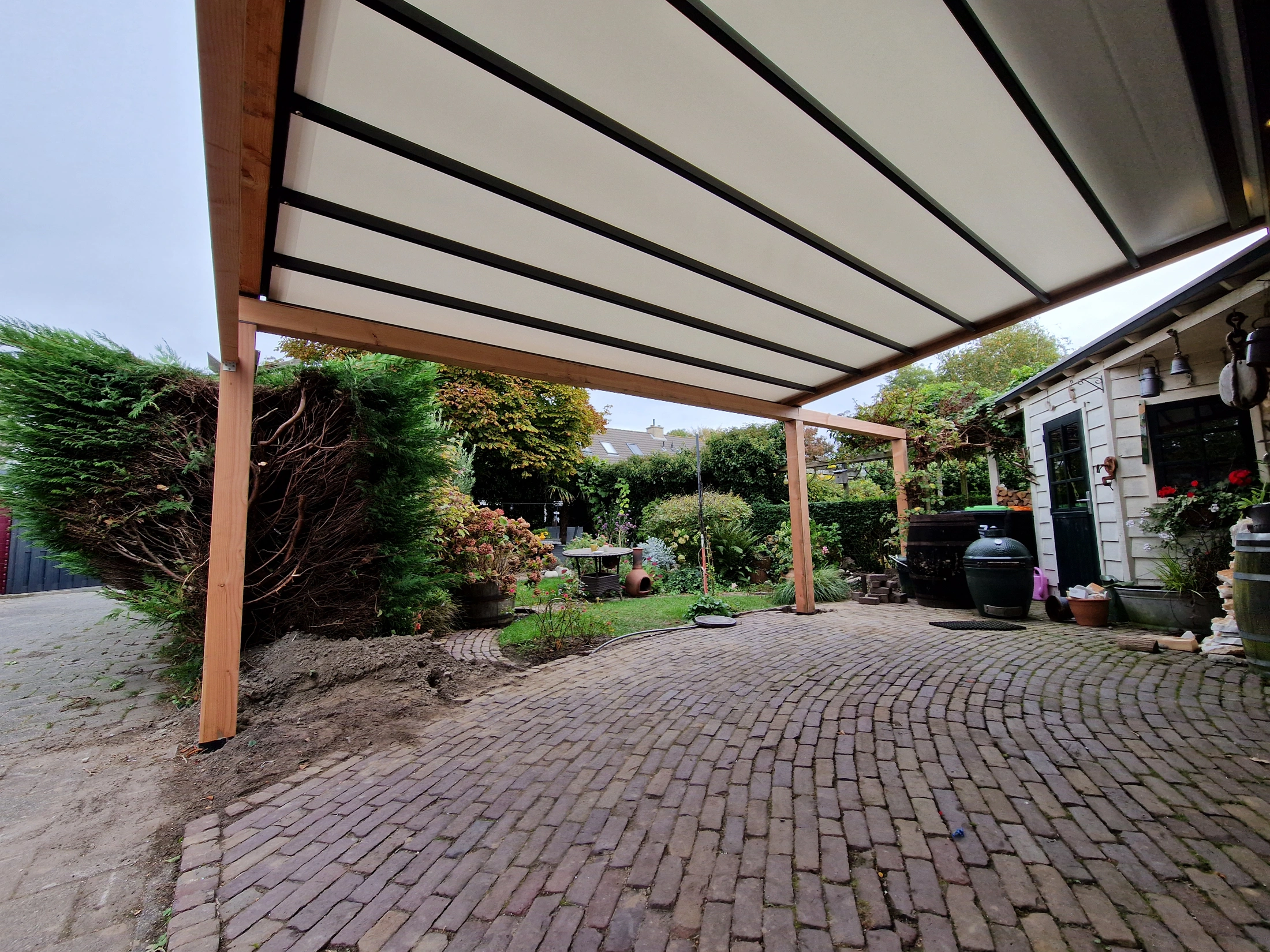 Verandazonwering Houten Pergola vouwdoek en verlichting (2)
